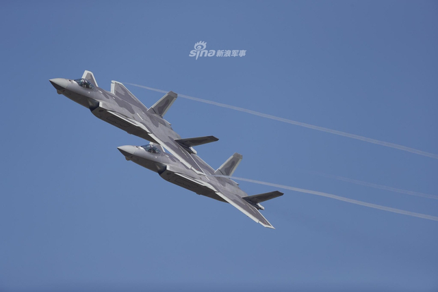 威龙振国威！我歼20战机航展炫技机身拉起涡流