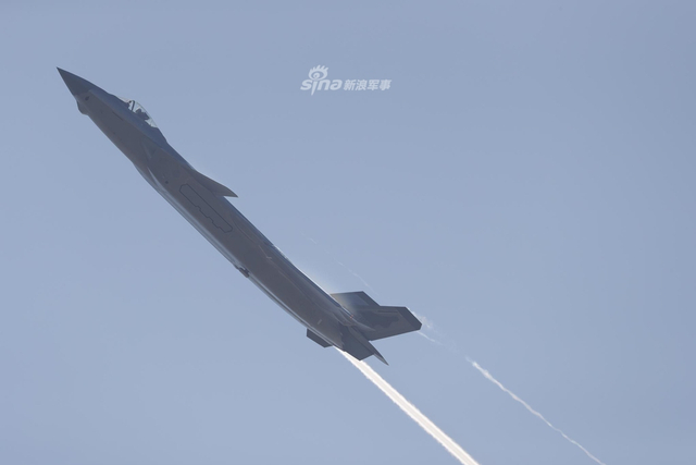 威龙振国威！我歼20战机航展炫技机身拉起涡流