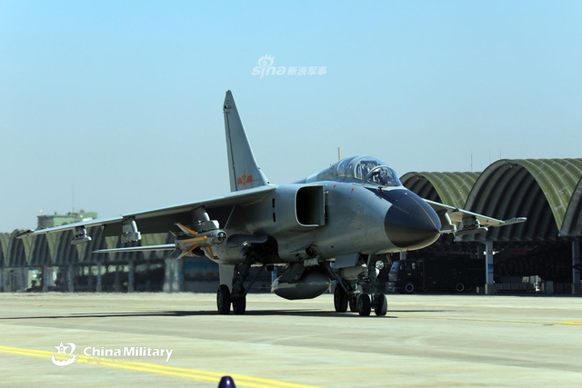 苏34也得靠边站！我空军飞豹战机挂吊舱飞行训练