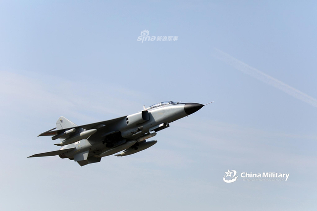 苏34也得靠边站！我空军飞豹战机挂吊舱飞行训练