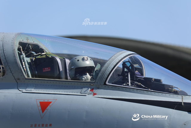 苏34也得靠边站！我空军飞豹战机挂吊舱飞行训练