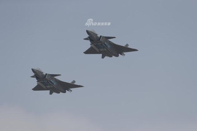 侧弹舱细节瞩目！中国歼20战机实战姿态亮相航展