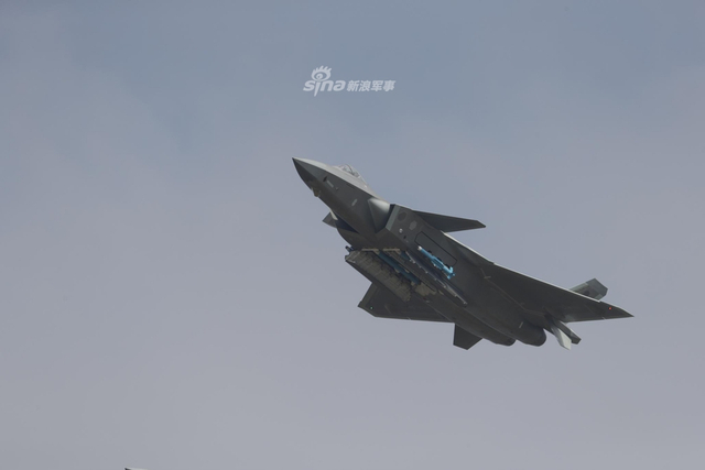 侧弹舱细节瞩目！中国歼20战机实战姿态亮相航展