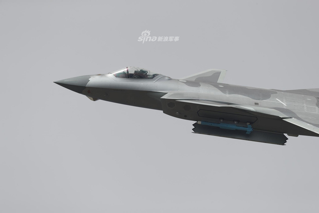 侧弹舱细节瞩目！中国歼20战机实战姿态亮相航展