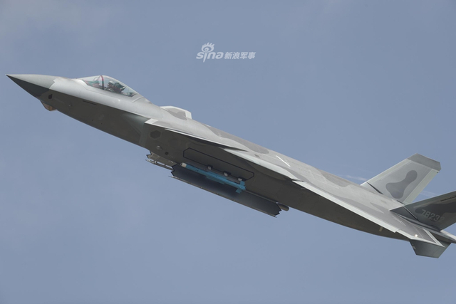 侧弹舱细节瞩目！中国歼20战机实战姿态亮相航展