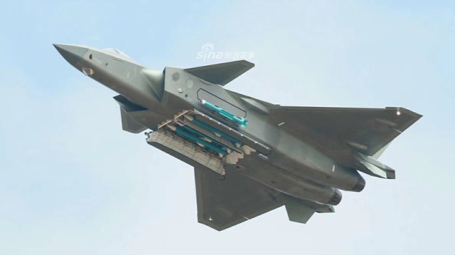 首曝内置弹舱细节！我歼20战机四机编队献礼空军