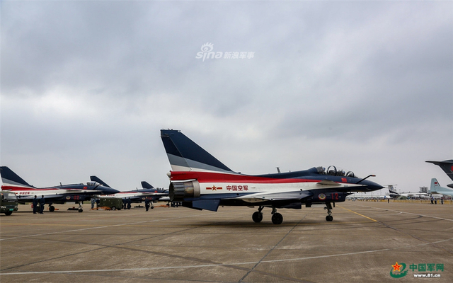 心系国旗！我军八一飞行表演队献礼空军成立69周年