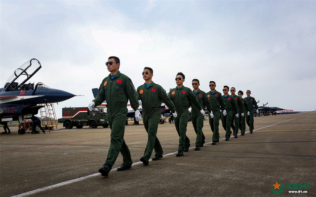 心系国旗！我军八一飞行表演队献礼空军成立69周年