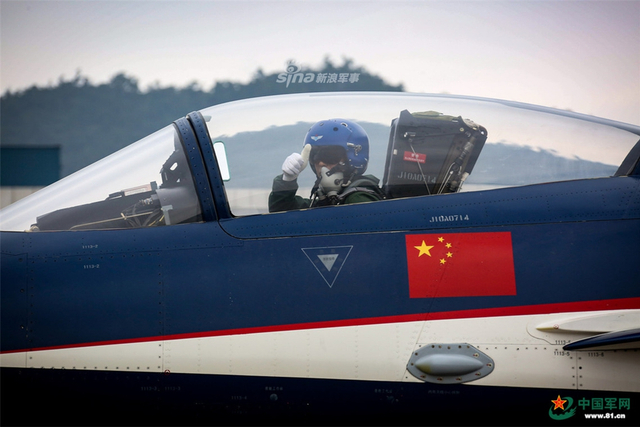 心系国旗！我军八一飞行表演队献礼空军成立69周年