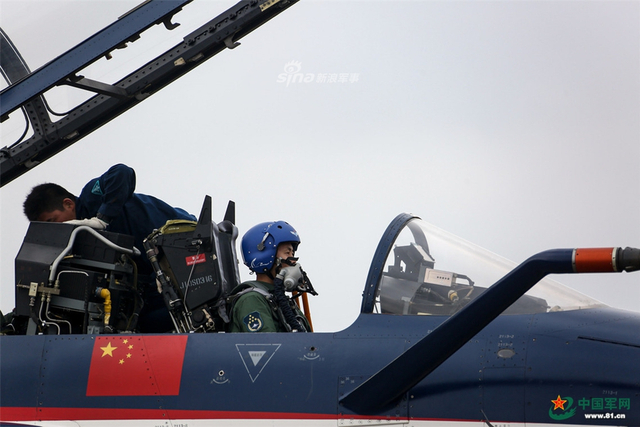 心系国旗！我军八一飞行表演队献礼空军成立69周年