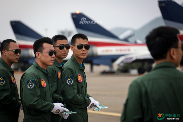 心系国旗！我军八一飞行表演队献礼空军成立69周年