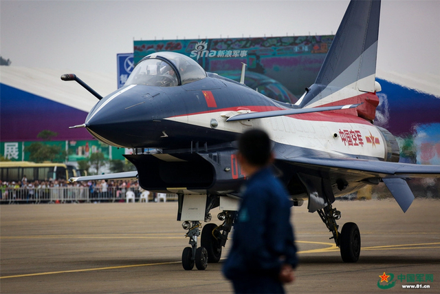 心系国旗！我军八一飞行表演队献礼空军成立69周年