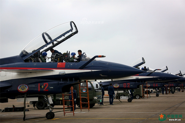 心系国旗！我军八一飞行表演队献礼空军成立69周年