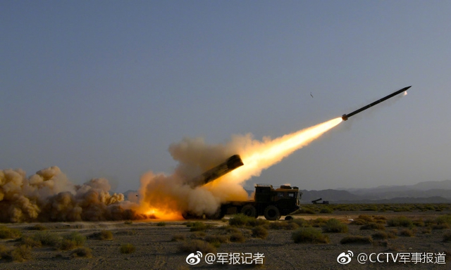 见识下铁拳的威力！我军03式远程火箭炮西北大漠砺剑