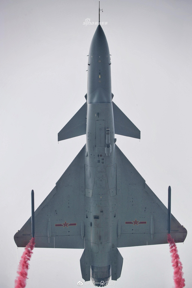 尾喷管向下偏转！我歼10验证机珠海上空拉烟秀机动