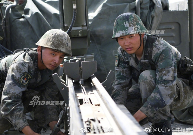 见识下铁拳的威力！我军03式远程火箭炮西北大漠砺剑