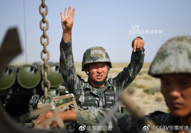 见识下铁拳的威力！我军03式远程火箭炮西北大漠砺剑