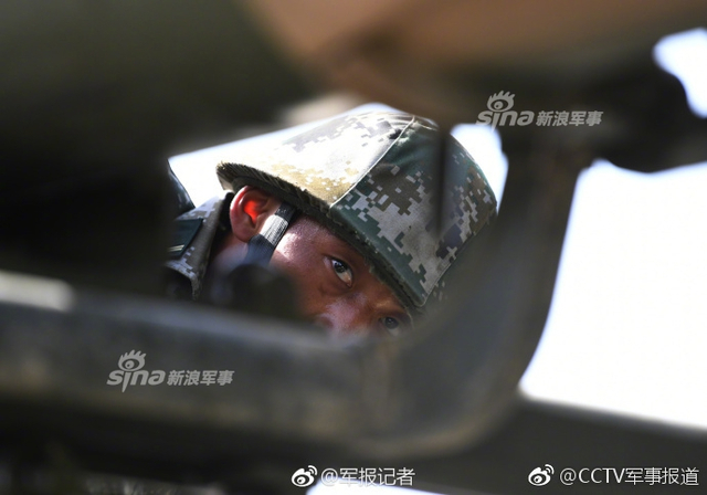 见识下铁拳的威力！我军03式远程火箭炮西北大漠砺剑