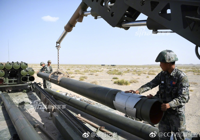 见识下铁拳的威力！我军03式远程火箭炮西北大漠砺剑