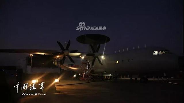海军空警500指挥多架战机夜训