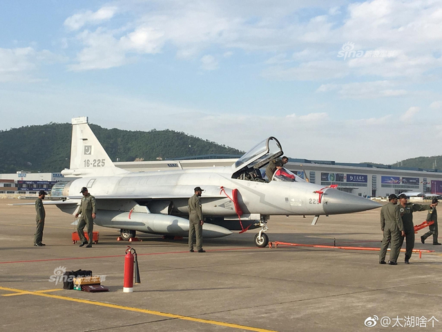 老朋友来捧场！巴铁空军枭龙战机抵达珠海机场