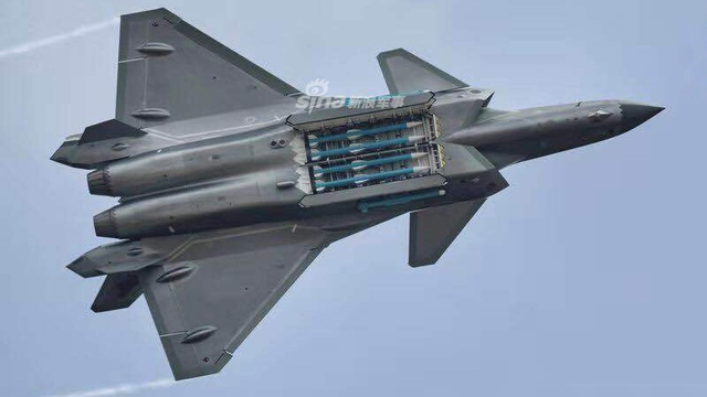 首曝内置弹舱细节！我歼20战机四机编队献礼空军