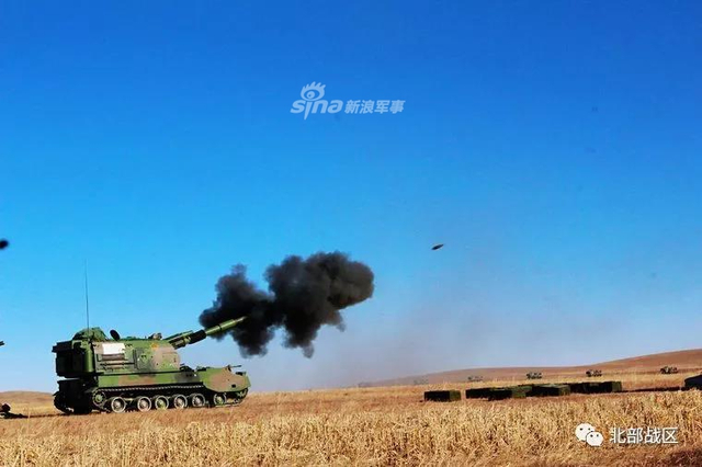 老少齐上阵！我陆军新老自行榴弹炮一同亮剑沙场