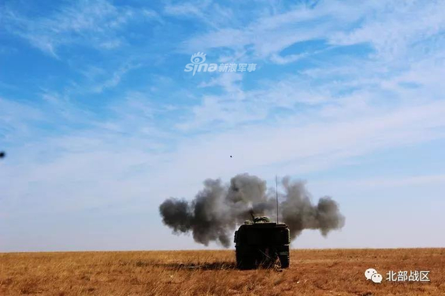 老少齐上阵！我陆军新老自行榴弹炮一同亮剑沙场