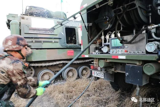 老少齐上阵！我陆军新老自行榴弹炮一同亮剑沙场