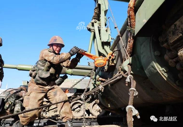 老少齐上阵！我陆军新老自行榴弹炮一同亮剑沙场