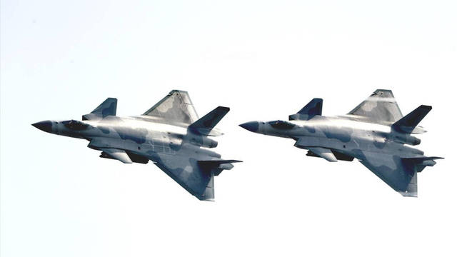 首曝内置弹舱细节！我歼20战机四机编队献礼空军