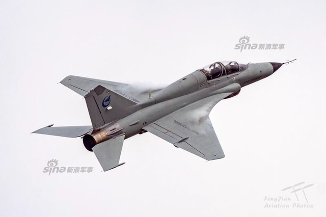 神鹰一身绝技！中航FTC2000G战机珠海上空秀倒挂金钩