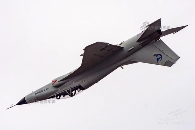 神鹰一身绝技！中航FTC2000G战机珠海上空秀倒挂金钩