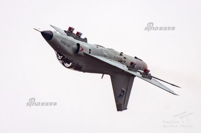 神鹰一身绝技！中航FTC2000G战机珠海上空秀倒挂金钩