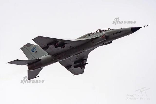 中航FTC2000G战机秀倒挂金钩