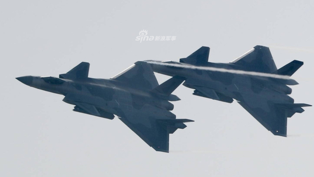 首曝内置弹舱细节！我歼20战机四机编队献礼空军