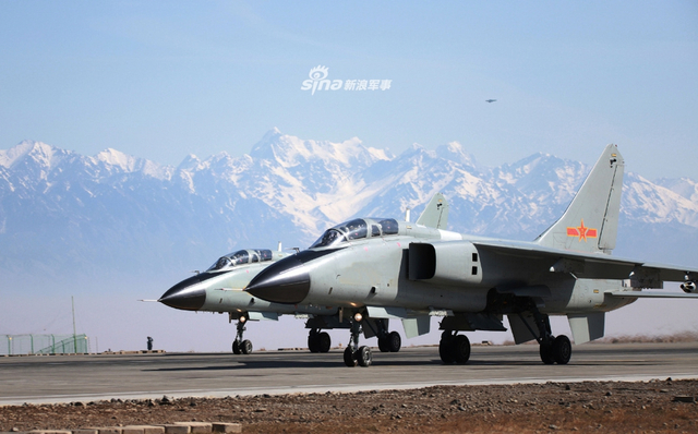 苏34也得靠边站！我空军飞豹战机挂吊舱飞行训练