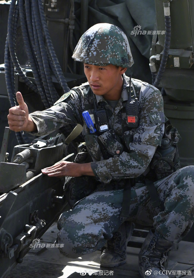 见识下铁拳的威力！我军03式远程火箭炮西北大漠砺剑