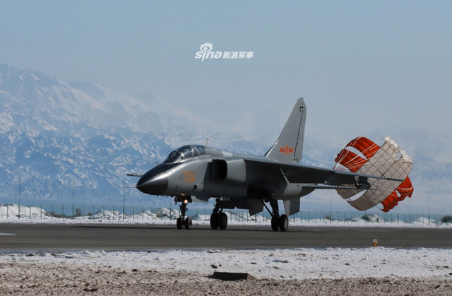 苏34也得靠边站！我空军飞豹战机挂吊舱飞行训练