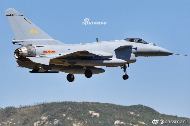 尾喷管向下偏转！我歼10验证机珠海上空拉烟秀机动