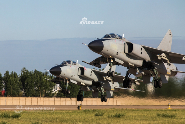 苏34也得靠边站！我空军飞豹战机挂吊舱飞行训练
