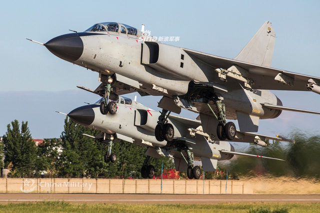 苏34也得靠边站！我空军飞豹战机挂吊舱飞行训练