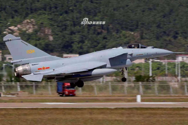 尾喷管向下偏转！我歼10验证机珠海上空拉烟秀机动