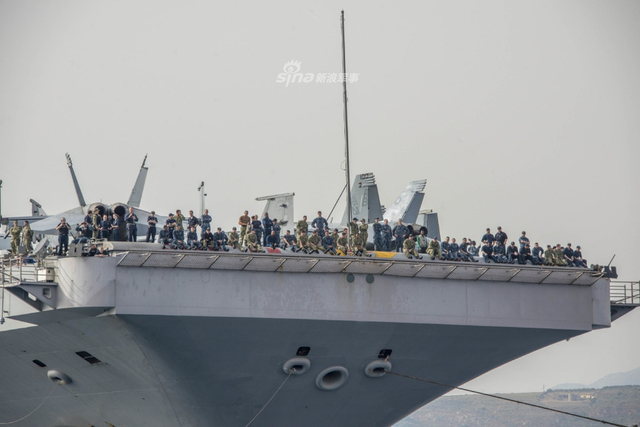 大哥出老千不？美布什号航母海上训练舰员公然玩牌