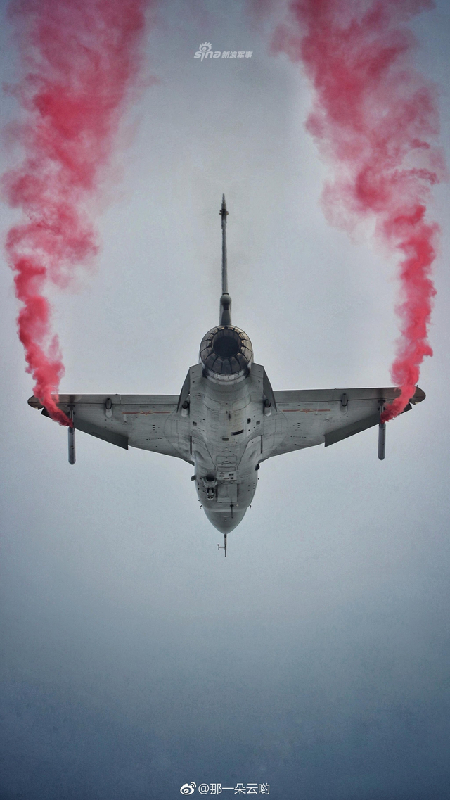 尾喷管向下偏转！我歼10验证机珠海上空拉烟秀机动