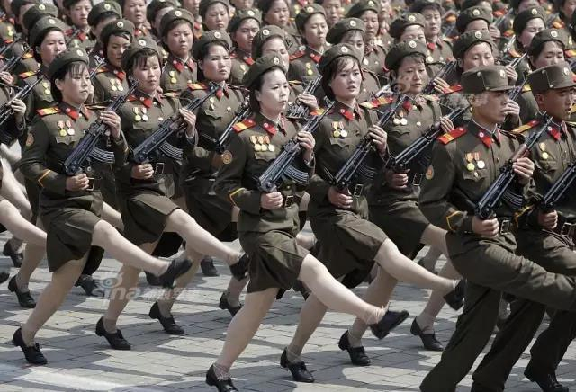 风格截然不同:朝韩两军靓丽女兵大比拼