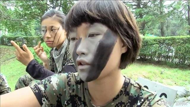 风格截然不同:朝韩两军靓丽女兵大比拼
