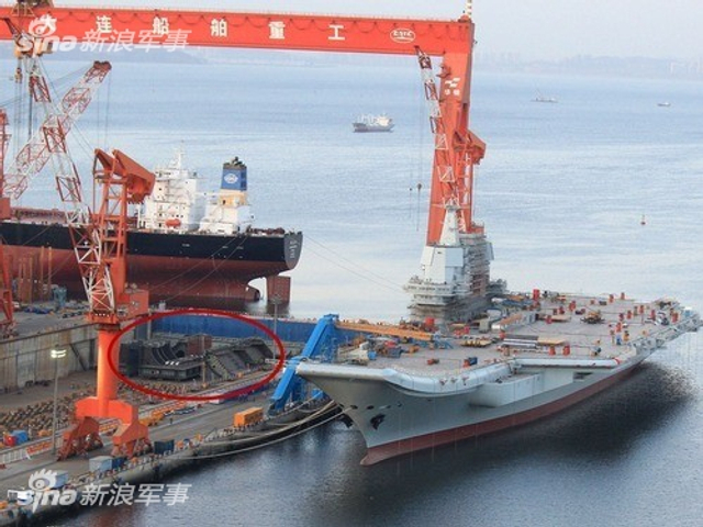 002航母分段曝光？大连船厂现身神秘舰船新构件