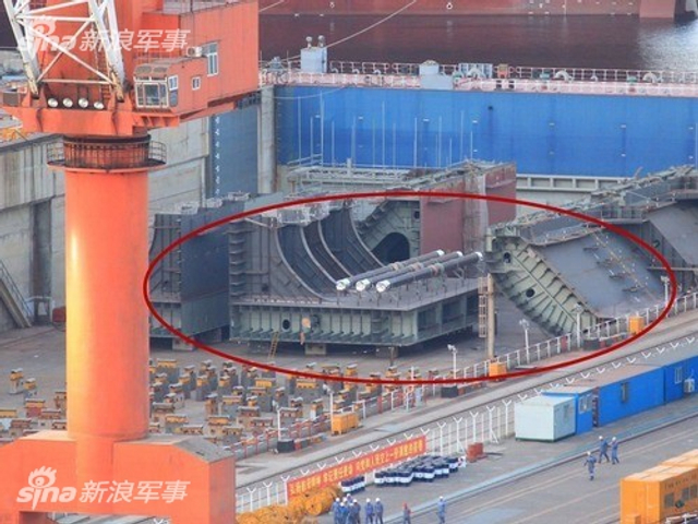 002航母分段曝光？大连船厂现身神秘舰船新构件