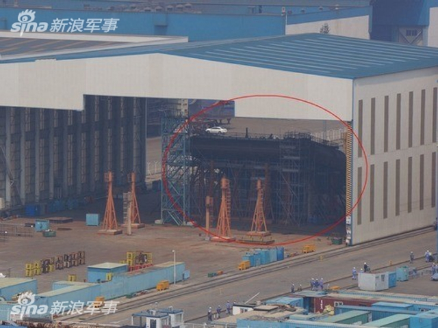 002航母分段曝光？大连船厂现身神秘舰船新构件